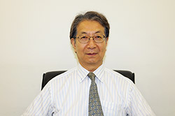 医療ビジネス薬科学科　学科長　雨谷　栄