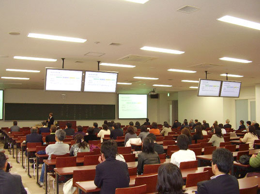 教員による講演の様子